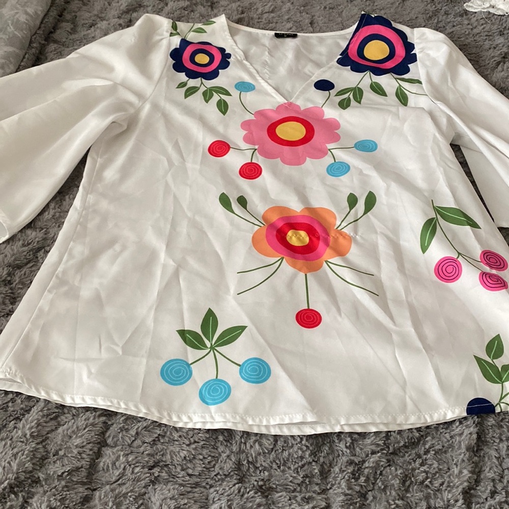 Flower/White blouse